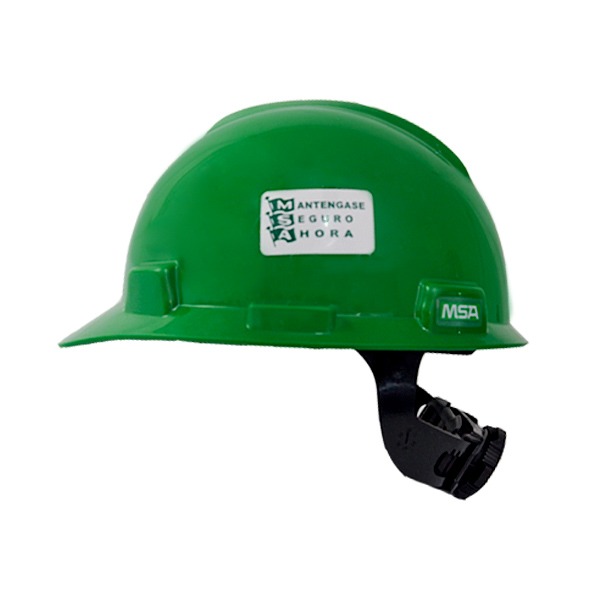Un casco de seguridad de color verde brillante con correa para la barbilla y un logotipo blanco en el frente que dice "manténgase seguro ahora" en letras negritas, aislado sobre un fondo blanco.