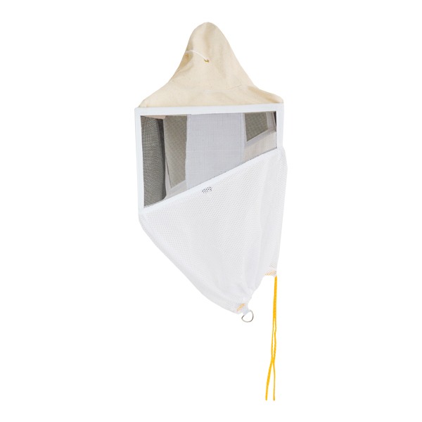 Un sombrero de apicultor con un velo de malla blanco colgando hacia abajo, con una parte superior sólida y un cierre de cordón cerca de la parte inferior, aislado sobre un fondo blanco.