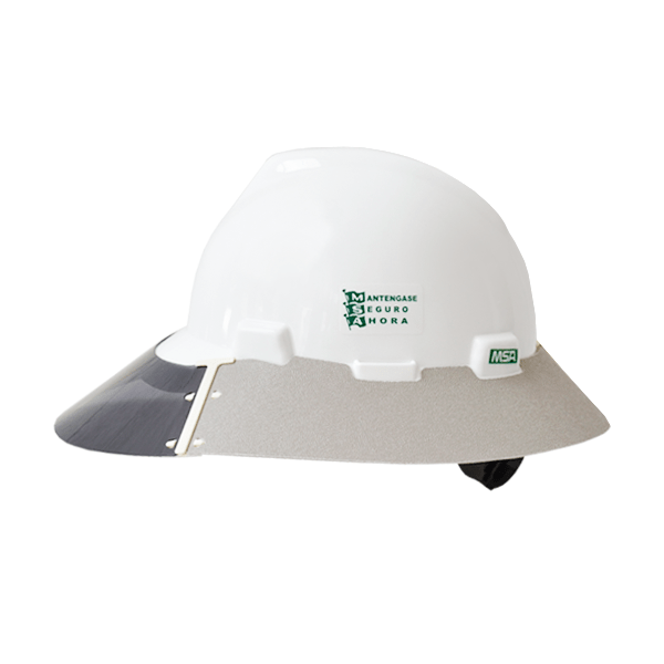 Un casco de seguridad blanco con ala plateada reflectante. el casco presenta un logo verde con texto que dice "mentengase seguro ahora" en el frente.
